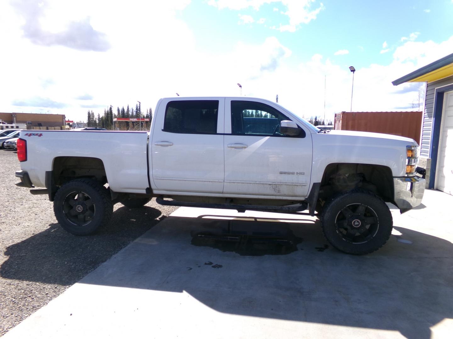 2016 White Chevrolet Silverado 2500HD LT Crew Cab 4WD (1GC1KVEGXGF) with an 6.0L V8 OHV 16V FFV engine, 6A transmission, located at 2630 Philips Field Rd., Fairbanks, AK, 99709, (907) 458-0593, 64.848068, -147.780609 - Photo#2